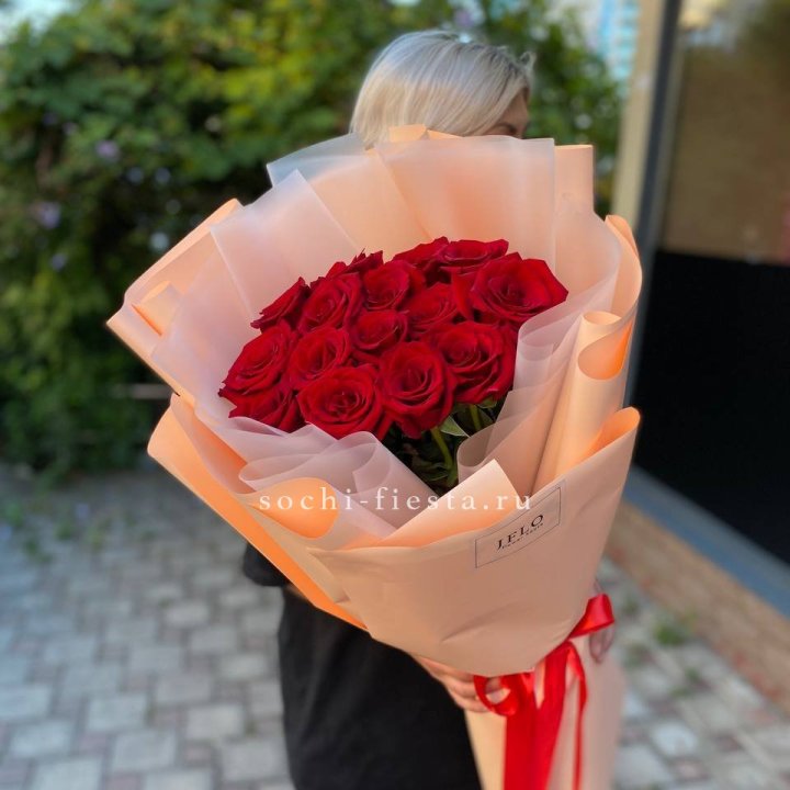15 голландских роз в оформлении в Чите