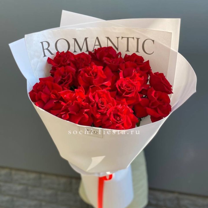 19 высоких роз в оформлении в Чите