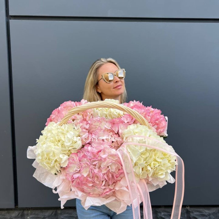 7 гортензий в корзине в Чите