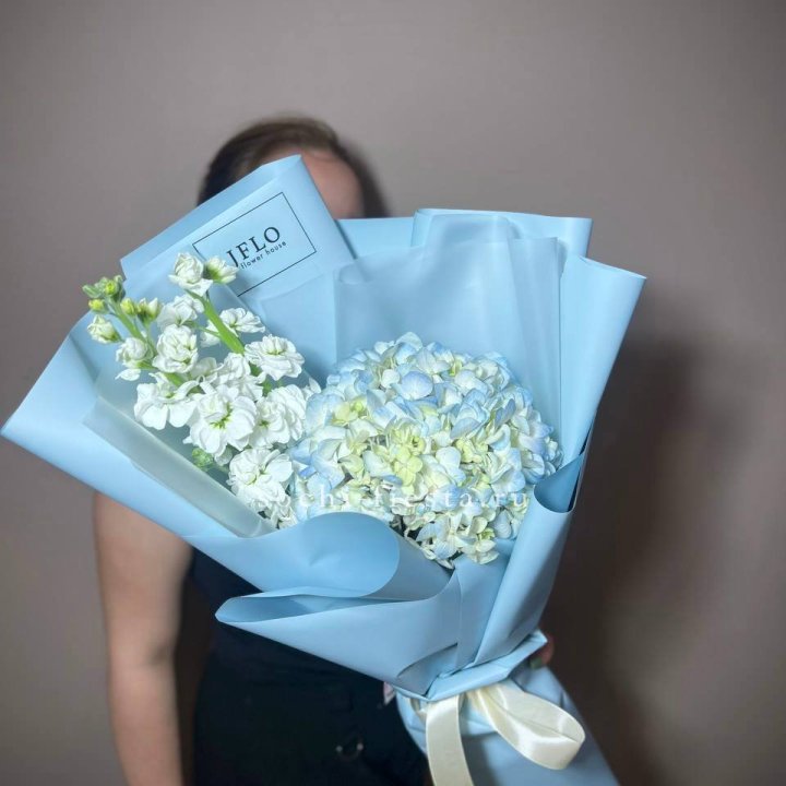 Гортензия голубая с маттиолой в Чите