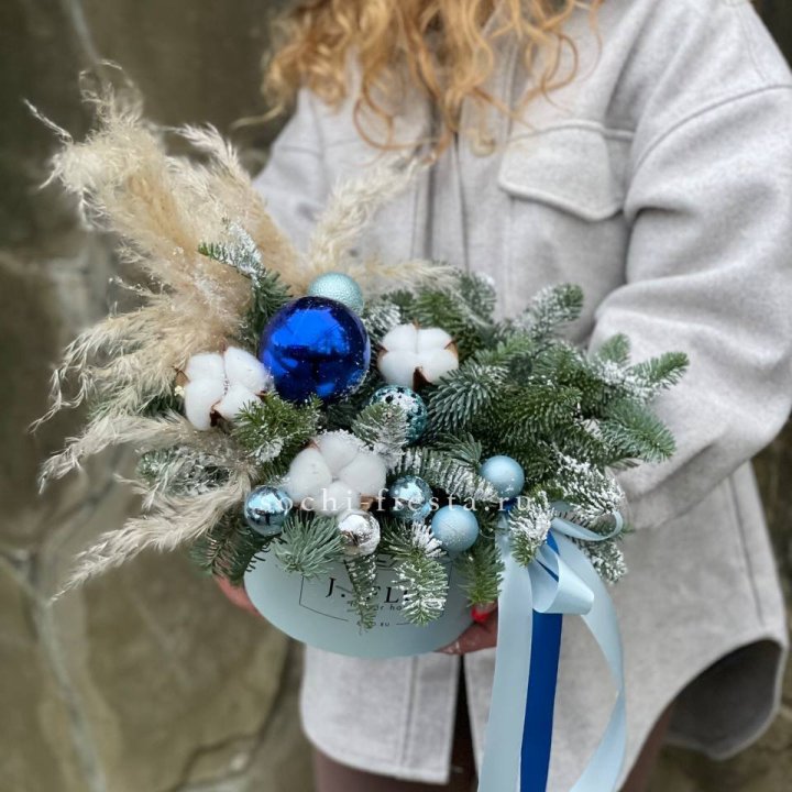 Новогодняя композиция в коробке блю в Чите