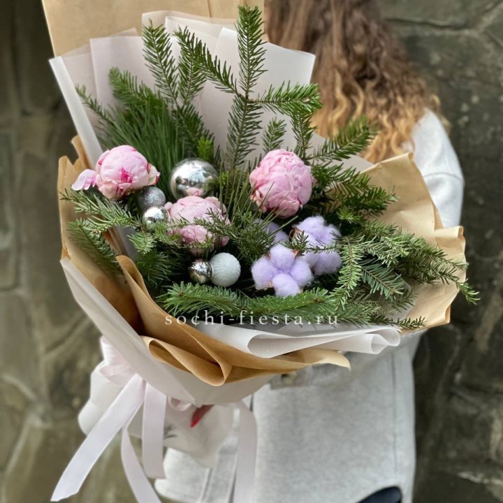 Новогодний букет с пионами  в Чите