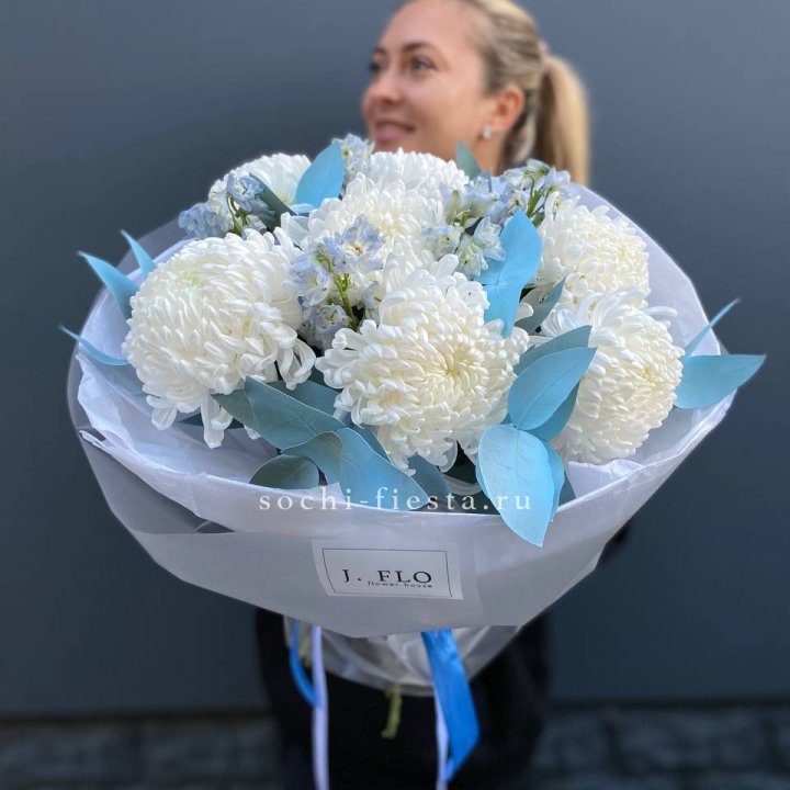 Букет хризантем Бигуди и дельфиниума  в Чите