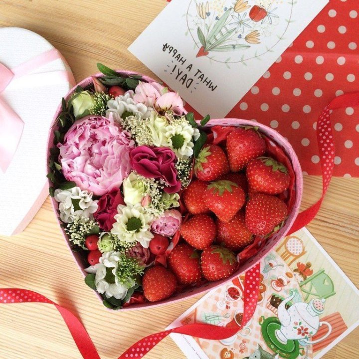 Бокс с клубникой и цветами в Чите