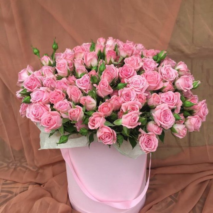 Кустовые розы в коробке в Чите