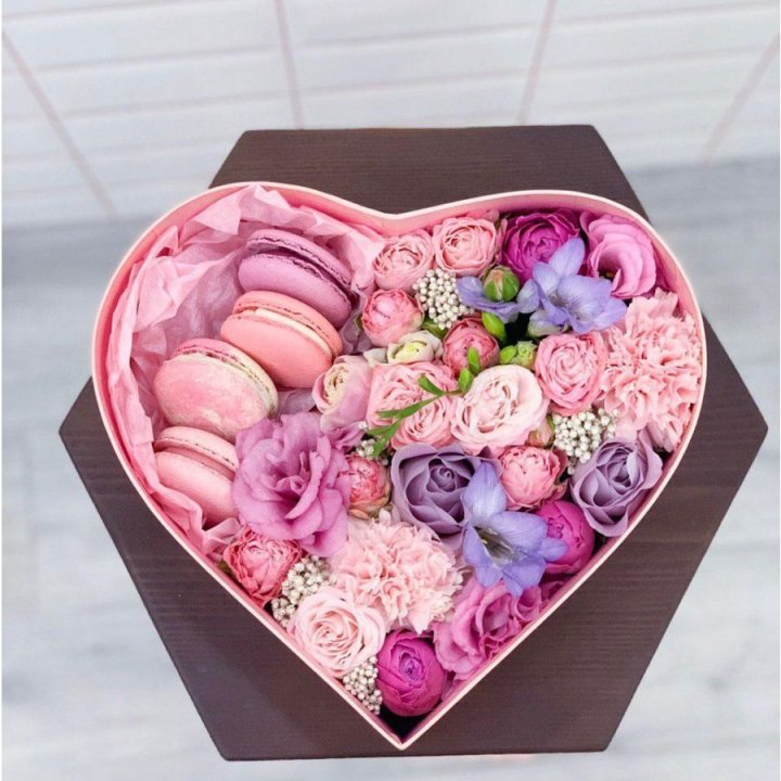 Бокс-сердце с макаронс  в Чите