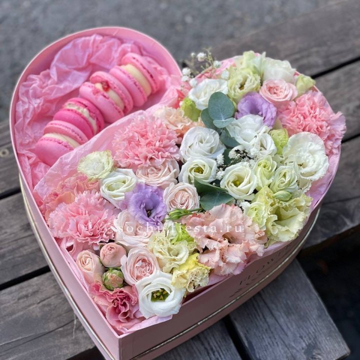 Бокс-сердце с макарон "Пинк" в Чите