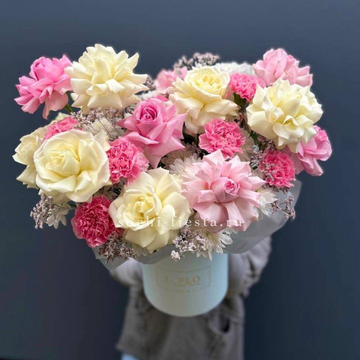 Коробка французских роз и диантусов "Бони" в Чите