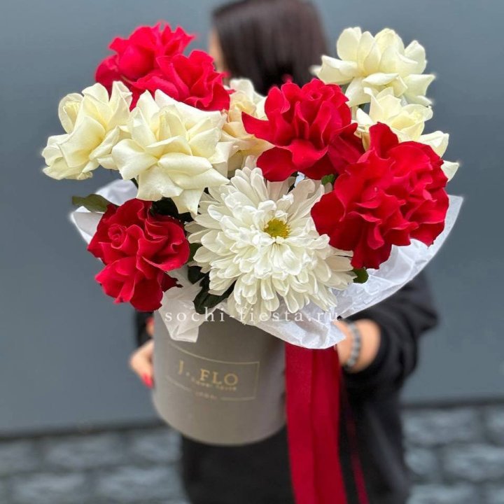 Французские розы с хризантемой в боксе в Чите