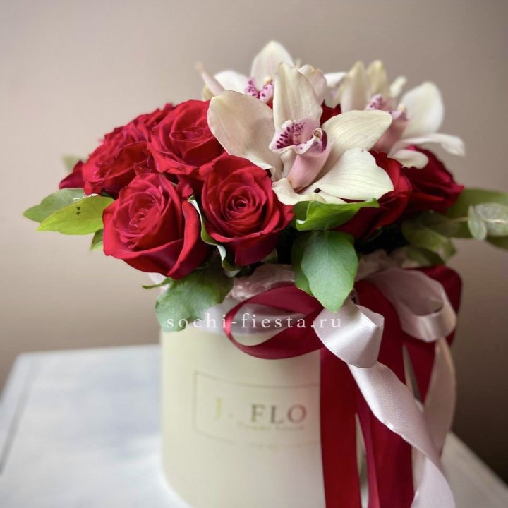 Розы и орхидеи в боксе в Чите