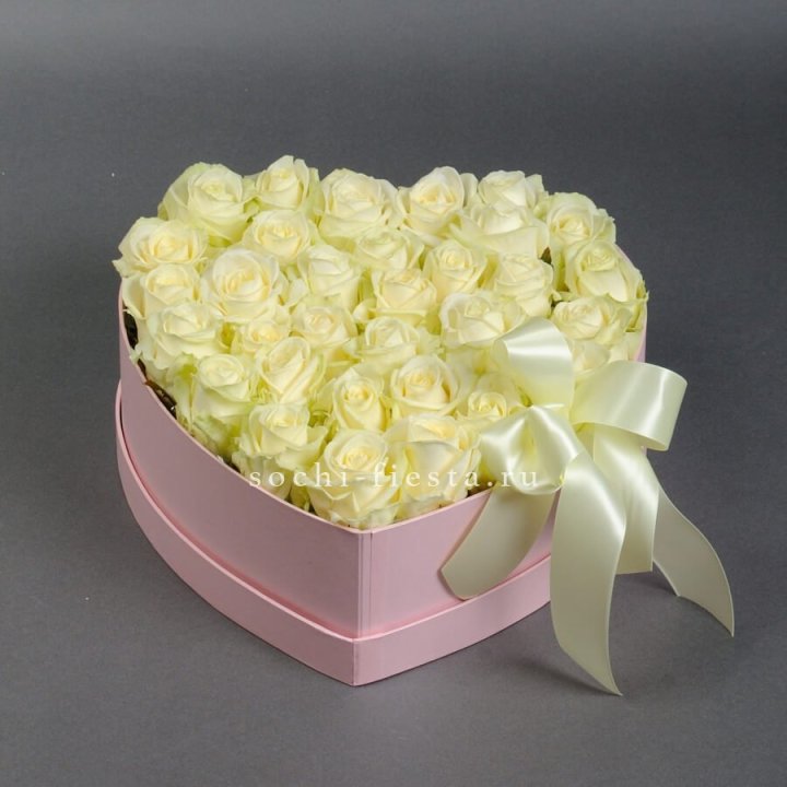 35 белых роз в коробке "Сердце" в Чите