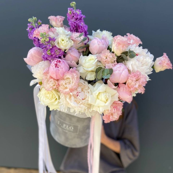 Дизайнерский цилиндр с пионами "Ривьера" в Чите