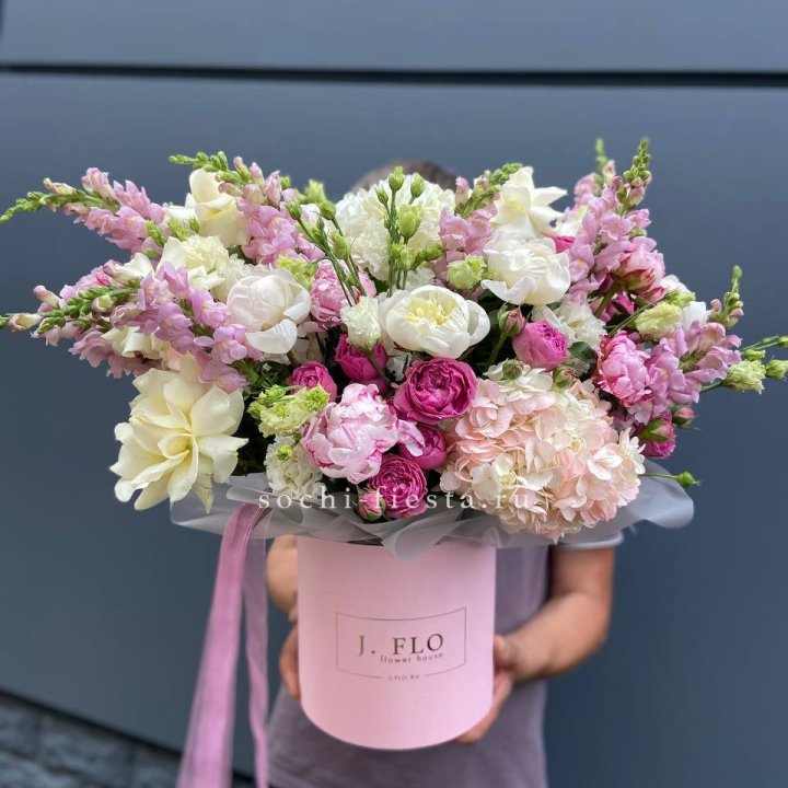 Дизайнерский цилиндр с пионами "Саманта" в Чите