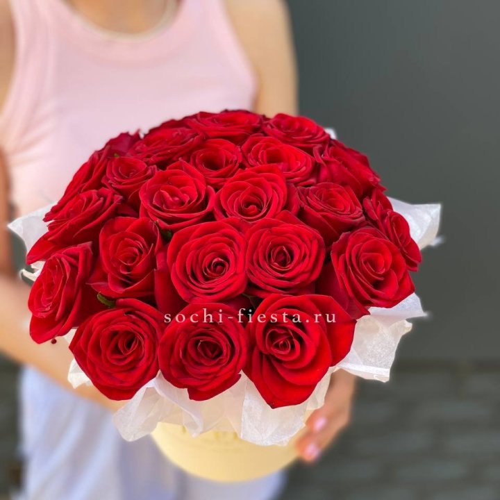 Красные розы в цилиндре в Чите