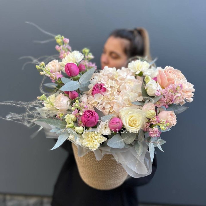 Цветочная композиция в джутовом боксе  в Чите