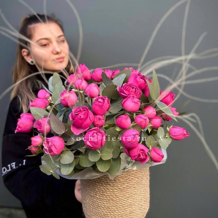 Пионовидные розы Мисти Бабблс в джутовом кашпо в Чите