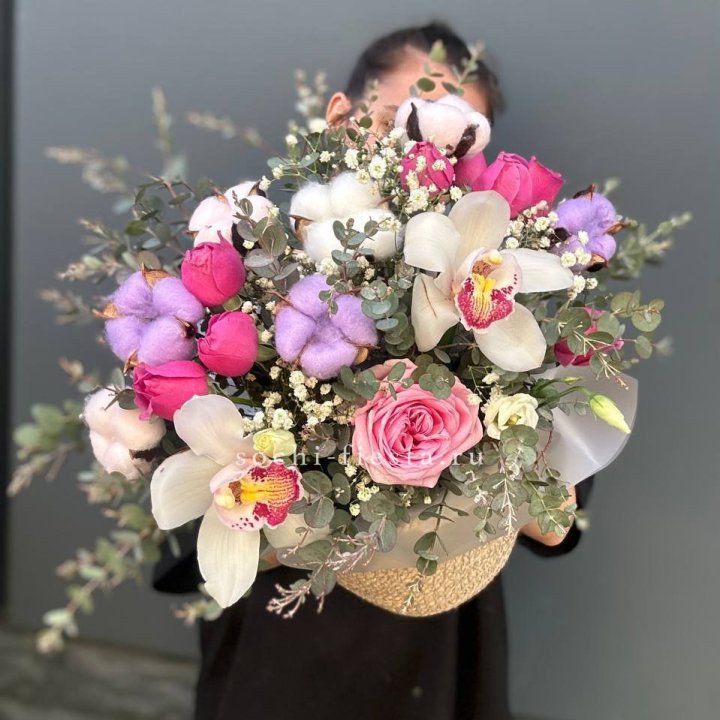 Орхидея и розы в джутовом кашпо в Чите