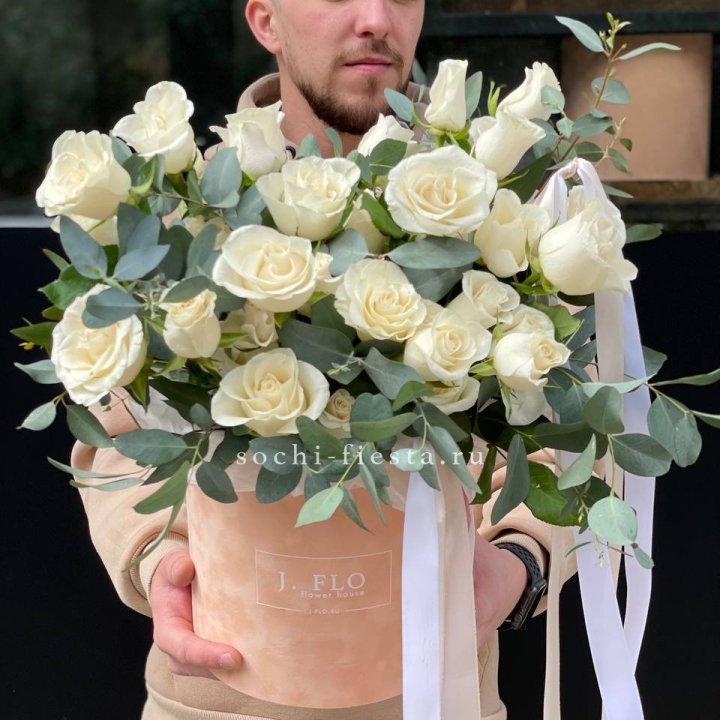 41 белая роз в бархатном боксе в Чите