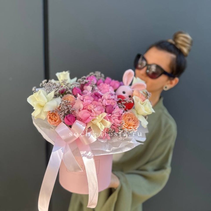 Дизайнерский цилиндр с игрушкой "Лола" в Чите