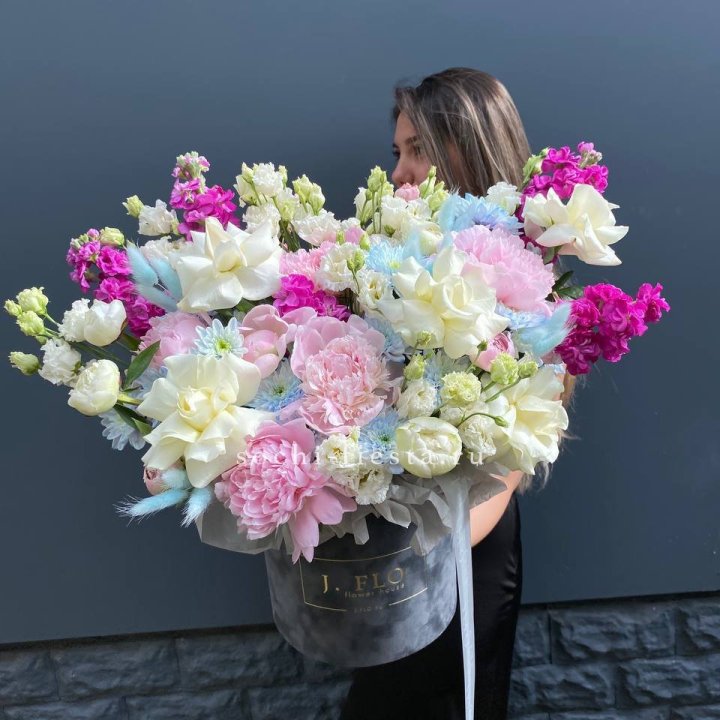 Дизайнерский цилиндр "Пионы гарден" в Чите