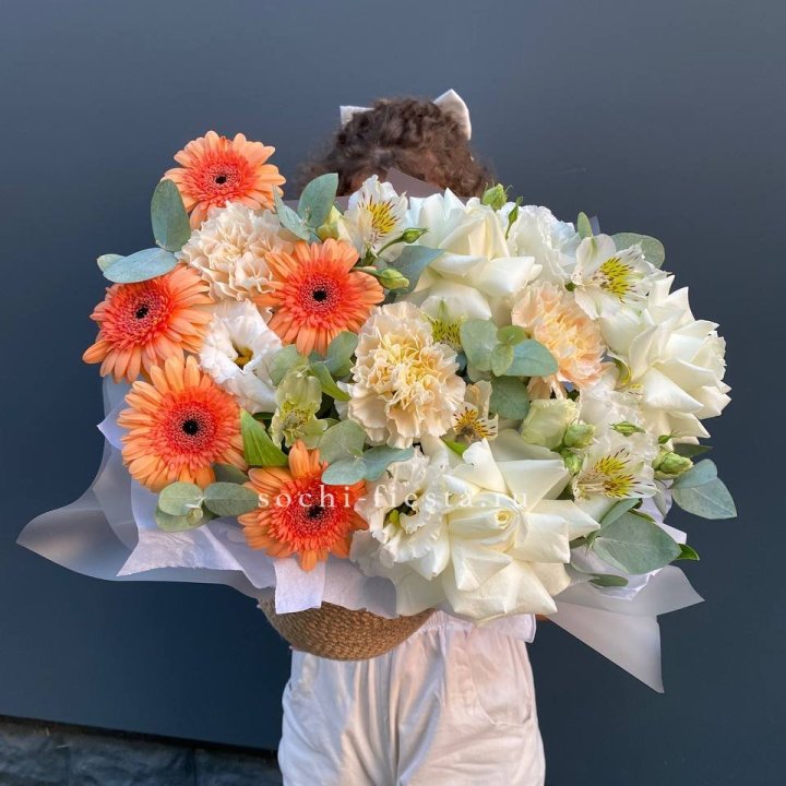 Розы и герберы в джутовом кашпо "Георгино" в Чите