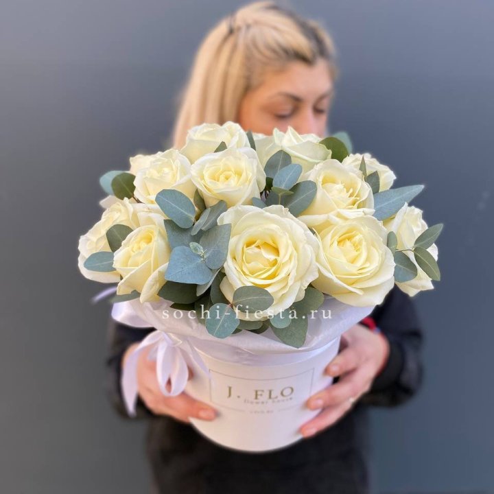 15 белых роз в боксе в Чите