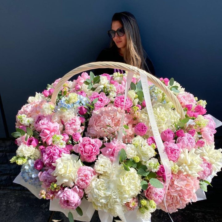 Цветочная корзина из пионов и пионовидных роз "Перфекте" в Чите