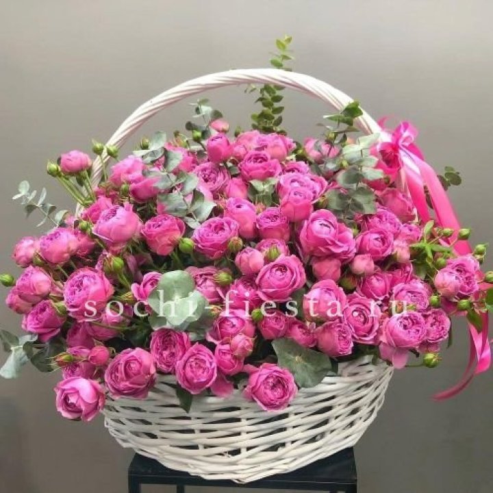 65 пионовидных кустовых роз в корзине в Чите