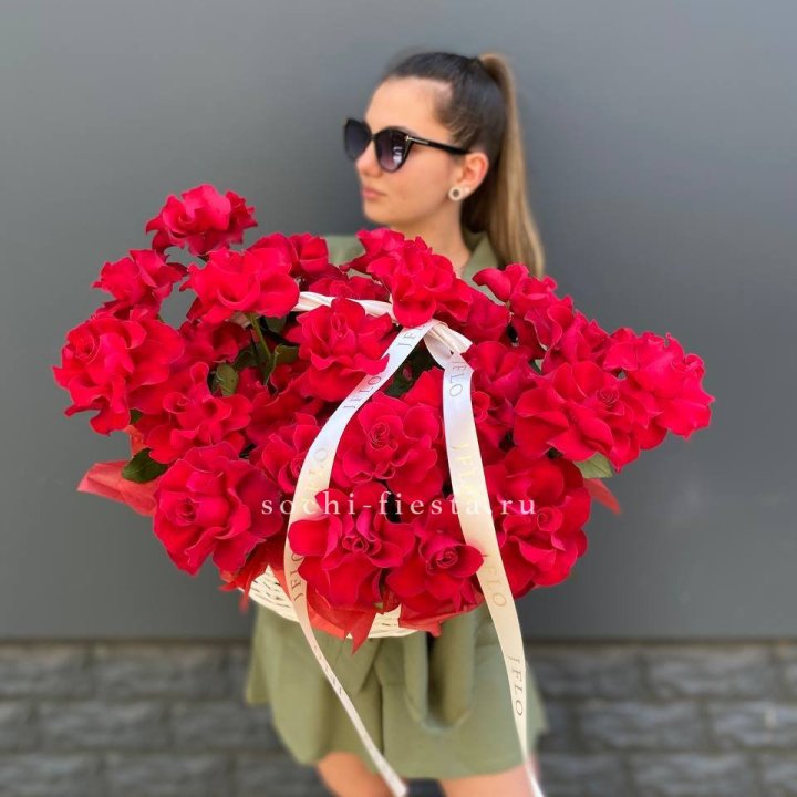 Красные французские розы в корзине в Чите