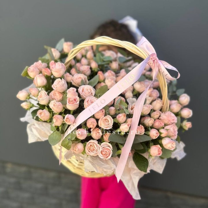 Корзина кустовых пионовидных роз в Чите