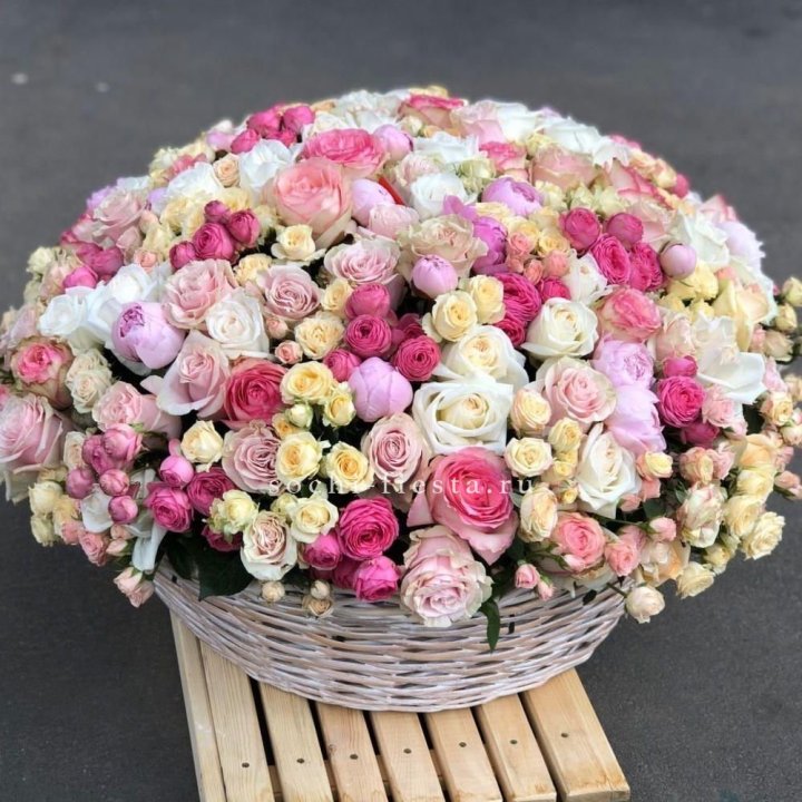 Цветочная корзина из пионов и пионовидных роз "Юниверсити" в Чите