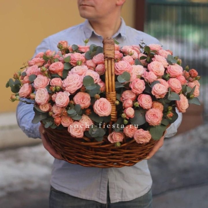 Корзина из 101 пионовидной розы в Чите