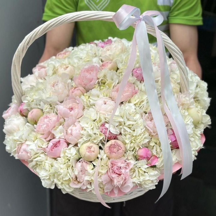 Премиум корзина гортензий и пионов в Чите