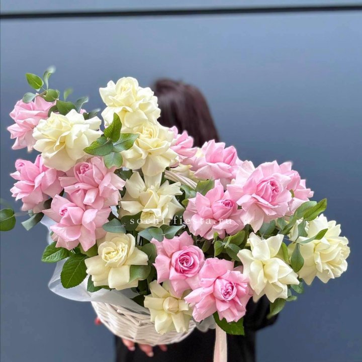 25 Французских роз в корзине в Чите