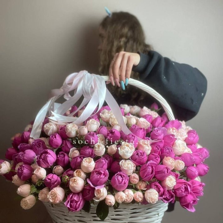 Премиум корзина пионовидных кустовых роз в Чите
