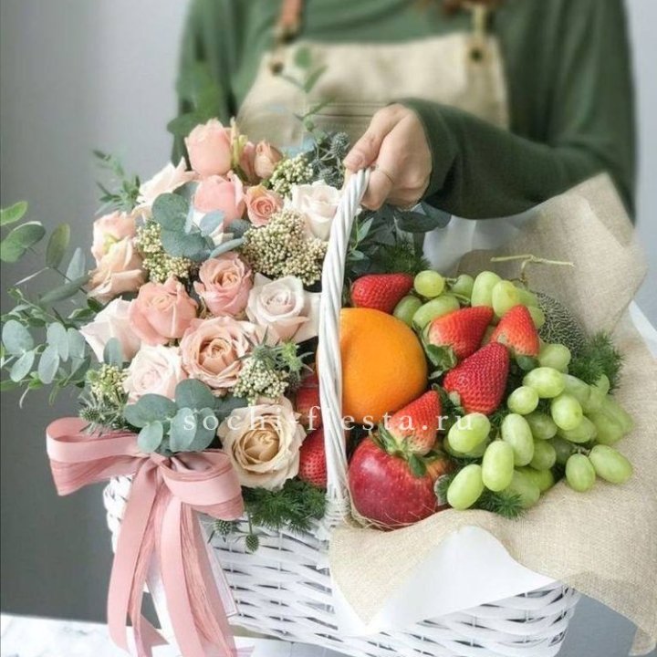 Фруктовая корзина c цветами в Чите