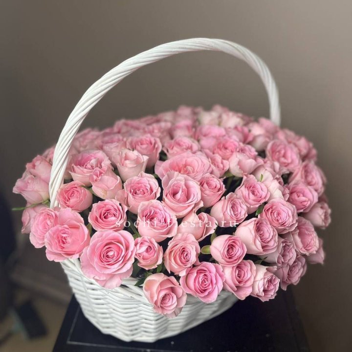 101 розовая роза в корзине в Чите