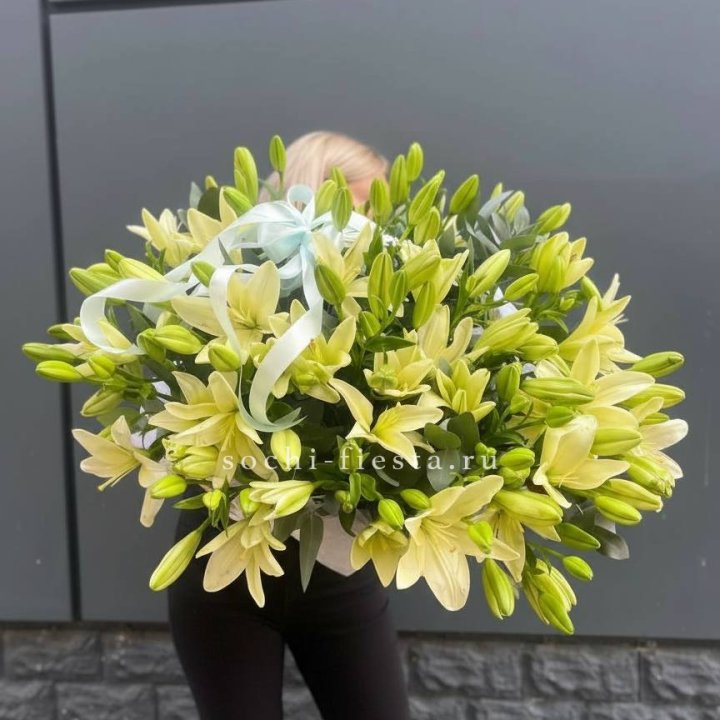 Лилии в корзине в Чите