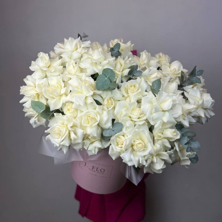 37 белых роз в боксе в Чите