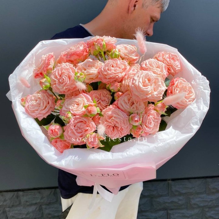 Пионовидные розы Мадам Бомбастик в Чите