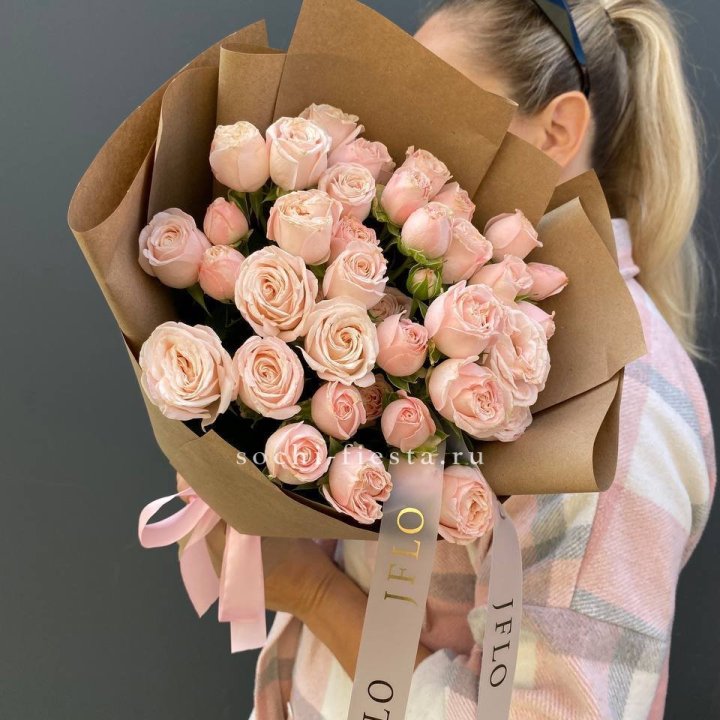 Кустовые розы Бомбастик в крафте в Чите