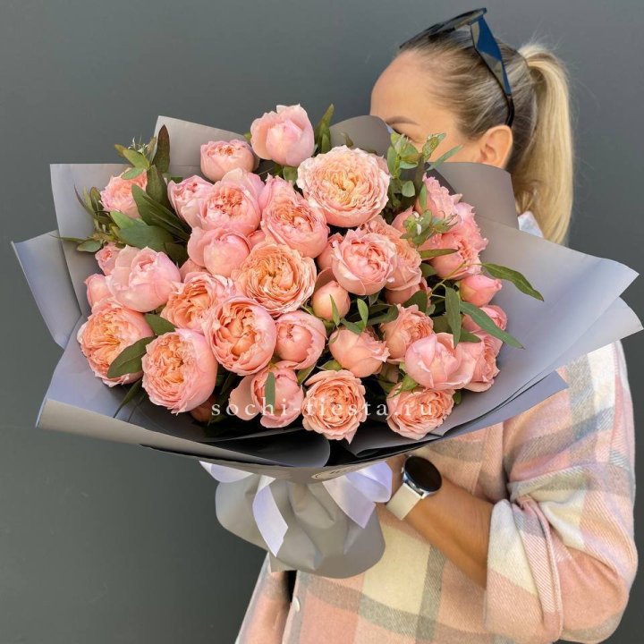 Букет с пионовидными розами "Пивайн" в Чите