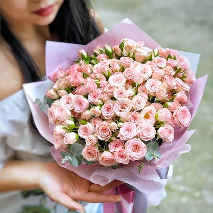 Кустовые розы с эвкалиптом в Чите