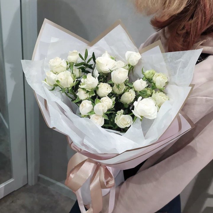 Белоснежные кустовые розы в Чите