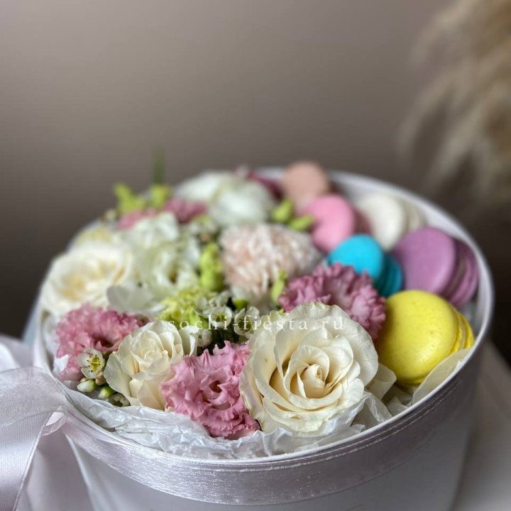 Цветы в цилиндре с макаронс "Прованс" в Чите
