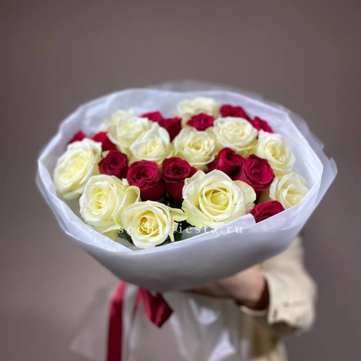Букет их красных и белых 25 роз в Чите