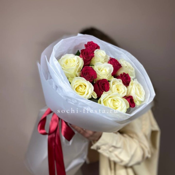 Букет из красных белых 15 роз в Чите