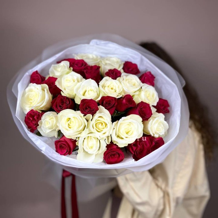 Букет из красных белых 35 роз в Чите