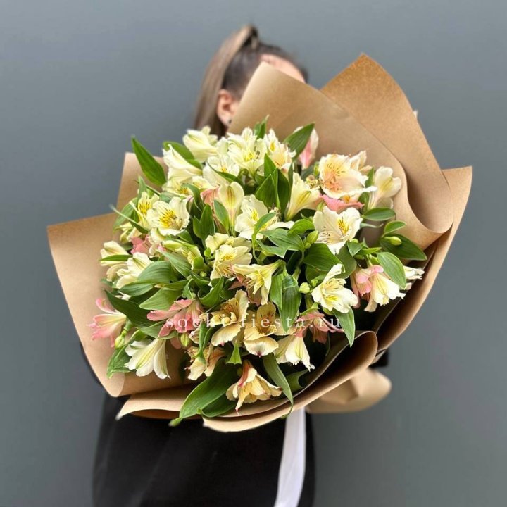 Букет альстромерий в крафте в Чите