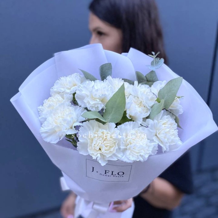 Букет белых диантусов с эвкалиптом в Чите